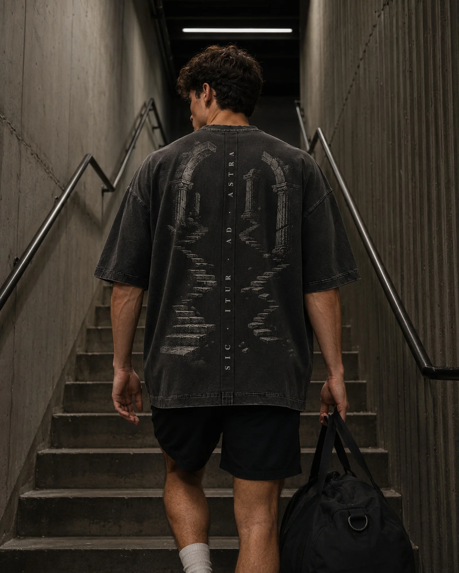 Iter Ad Astra, vista trasera en silueta masculina