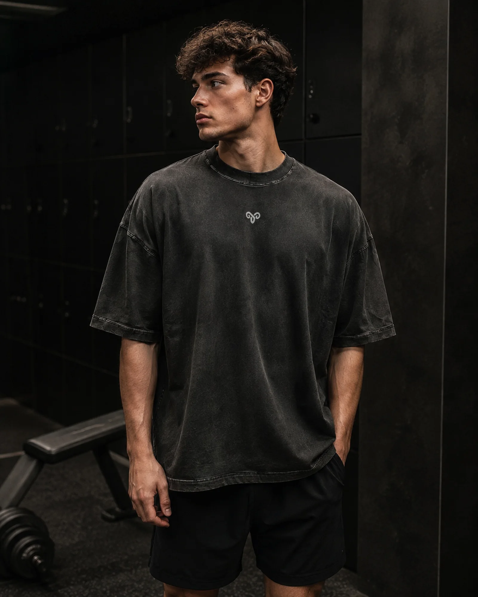 Iter Ad Astra, vista frontal en silueta masculina