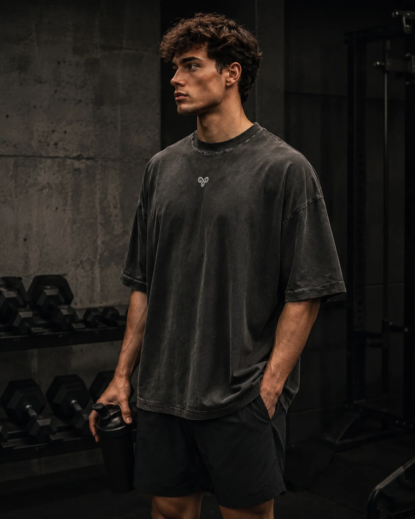 Iter Ad Astra en una silueta masculina dentro del gimnasio